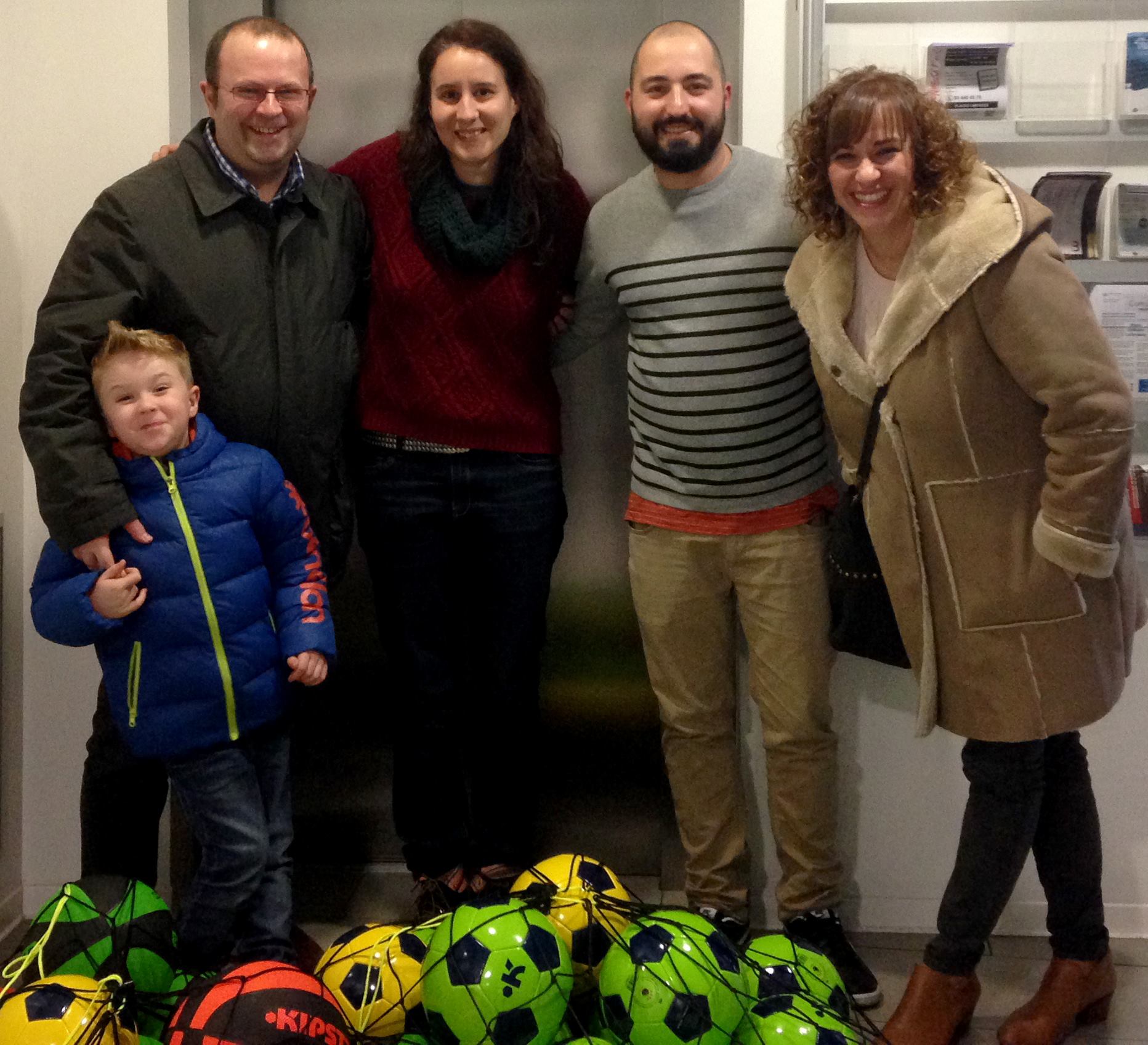 La Penya Virtual Blaugrana regala balones a los niños de la Associació Educativa Itaca